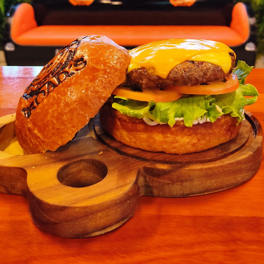 Hambúrguer artesanal com queijo derretido e pão tostado