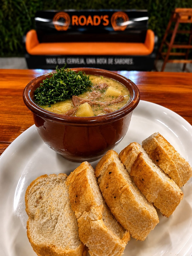 Caldo quente e encorpado servido em tigela