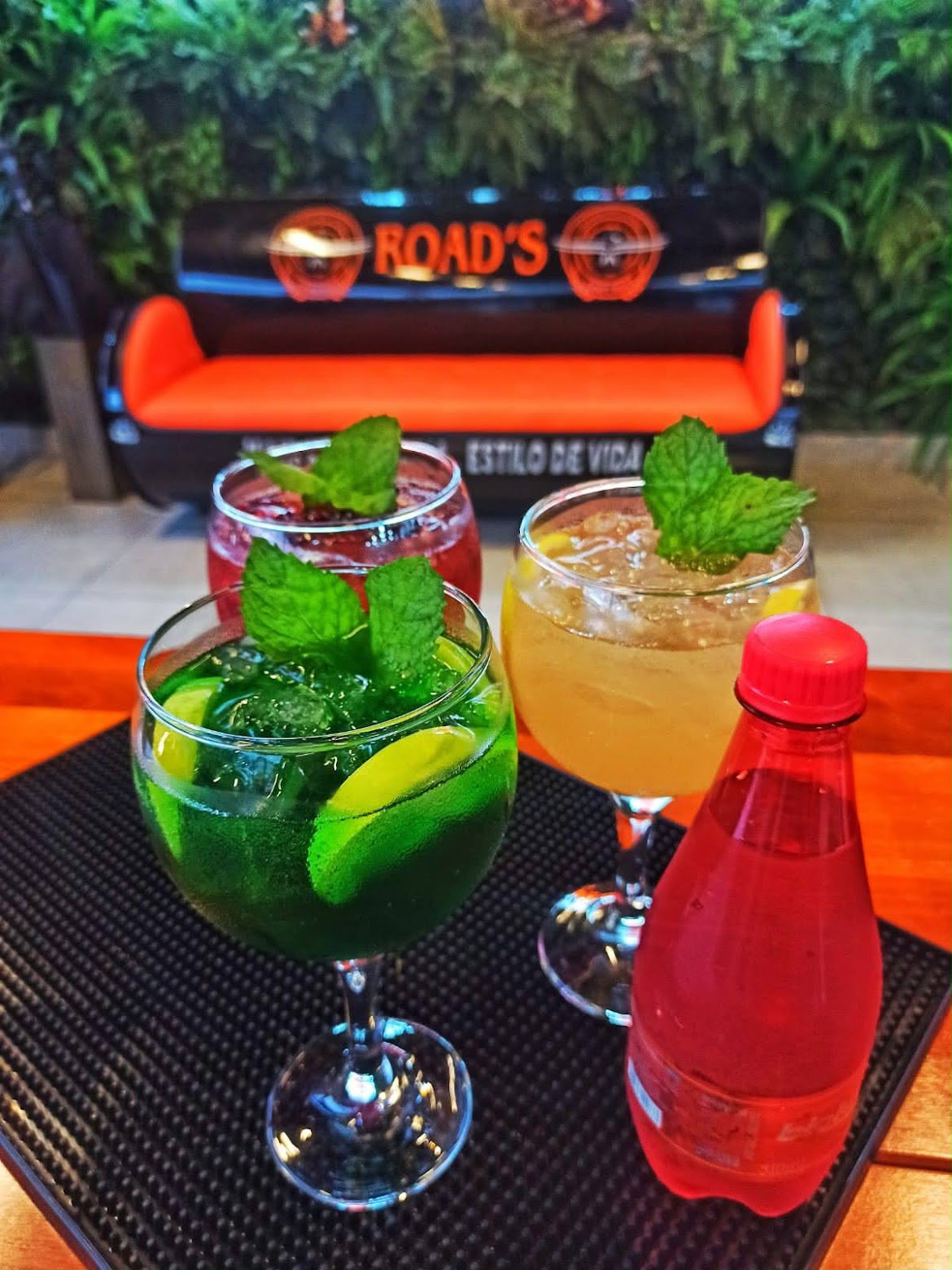 Drinks coloridos em ambiente de bar e hamburgueria