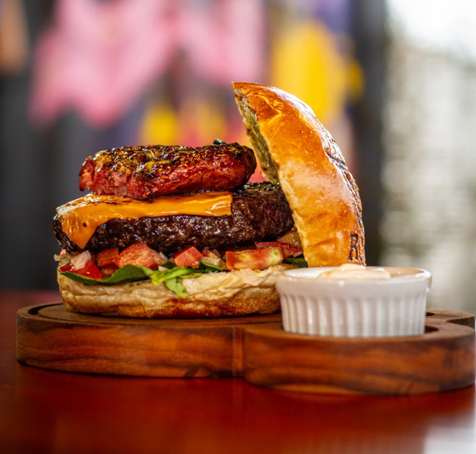Hambúrguer artesanal da Road's Beer com queijo derretido