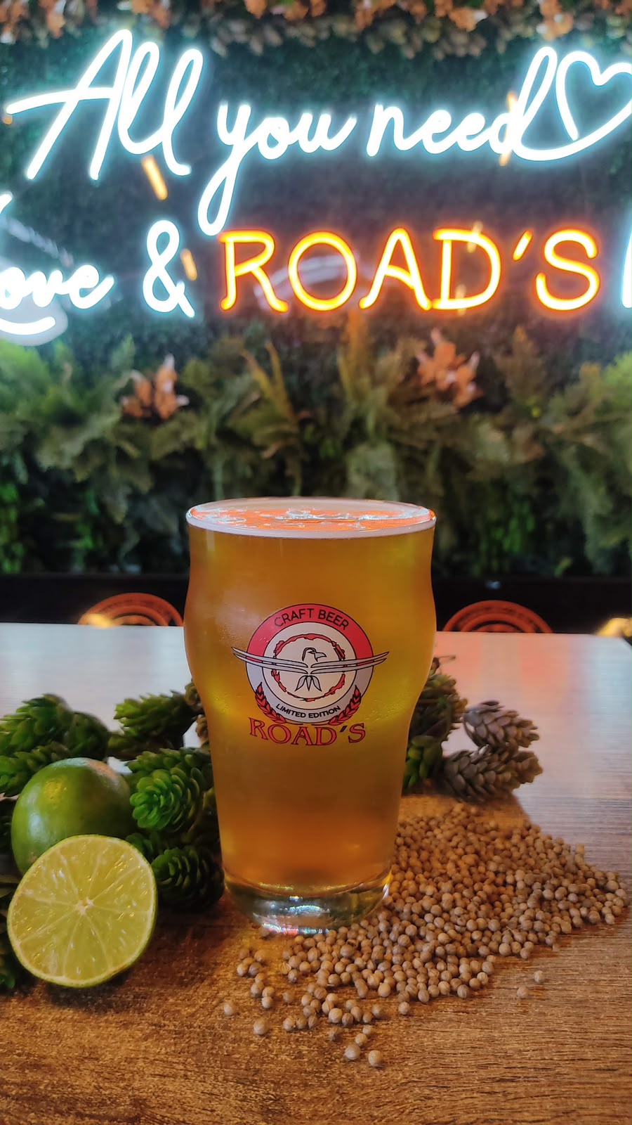 Chopp artesanal servido em ambiente de hamburgueria